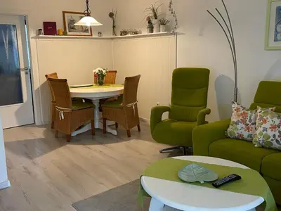 Ein Sitzbereich in der Unterkunft Lechbruck am See Feriendorf Hochbergle Haus 95