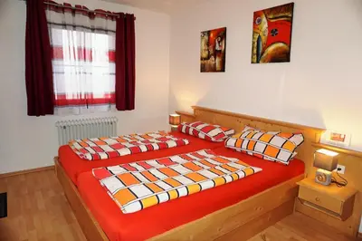 Ein Bett oder Betten in einem Zimmer der Unterkunft Lechbruck am See Feriendorf Hochbergle Haus 39