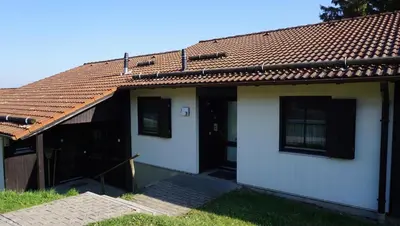 Das Gebäude in dem sich das Ferienhaus befindet