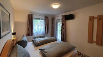 Ein Bett oder Betten in einem Zimmer der Unterkunft Lechbruck am See Feriendorf Hochbergle Haus 60