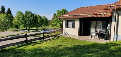 Das Gebäude in dem sich das Ferienhaus befindet