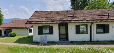 Das Gebäude in dem sich das Ferienhaus befindet