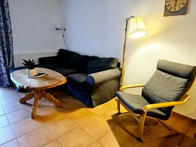 Ein Sitzbereich in der Unterkunft Lechbruck am See Feriendorf Hochbergle Haus 26