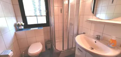 Ein Badezimmer in der Unterkunft Lechbruck am See Feriendorf Hochbergle Haus 142 - Lechseeblick