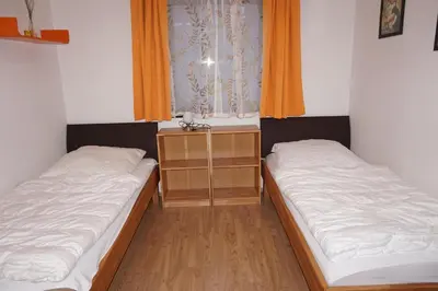 Ein Bett oder Betten in einem Zimmer der Unterkunft Lechbruck am See Feriendorf Hochbergle Haus 23