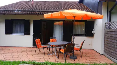 Das Gebäude in dem sich das Ferienhaus befindet