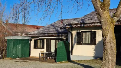 Das Gebäude in dem sich das Ferienhaus befindet