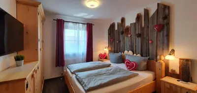 Ein Bett oder Betten in einem Zimmer der Unterkunft Lechbruck am See Feriendorf Hochbergle Haus 98