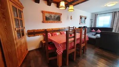 Ein Sitzbereich in der Unterkunft Lechbruck am See Feriendorf Hochbergle Haus 98
