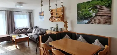 Ein Sitzbereich in der Unterkunft Lechbruck am See Feriendorf Hochbergle Haus 138