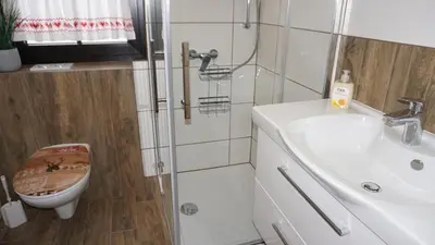 Ein Badezimmer in der Unterkunft Lechbruck am See Feriendorf Hochbergle Haus 138