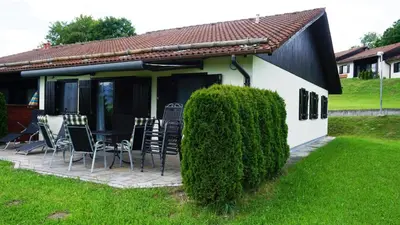 Ein Garten an der Unterkunft Lechbruck am See Feriendorf Hochbergle Haus 138