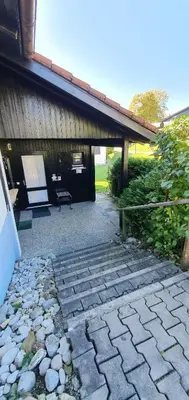 Das Gebäude in dem sich das Ferienhaus befindet