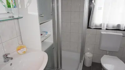 Ein Badezimmer in der Unterkunft Lechbruck am See Feriendorf Hochbergle Haus 116
