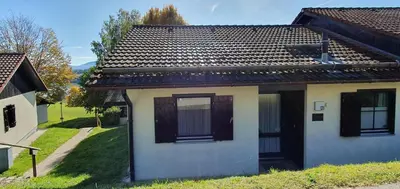 Das Gebäude in dem sich das Ferienhaus befindet