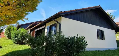Das Gebäude in dem sich das Ferienhaus befindet