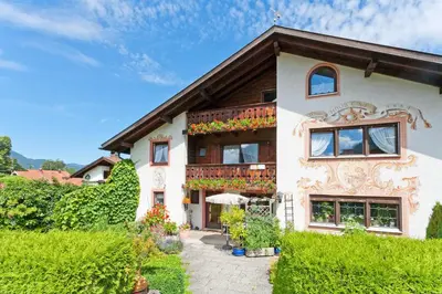 Ein Garten an der Unterkunft Gästehaus Eder Oberammergau