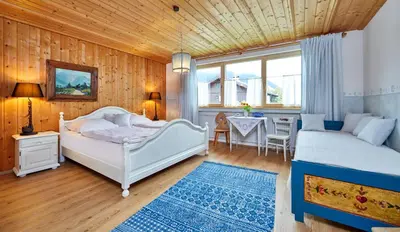Ein Bett oder Betten in einem Zimmer der Unterkunft Gästehaus Eder Oberammergau