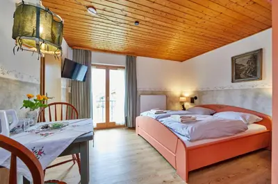 Ein Bett oder Betten in einem Zimmer der Unterkunft Gästehaus Eder Oberammergau