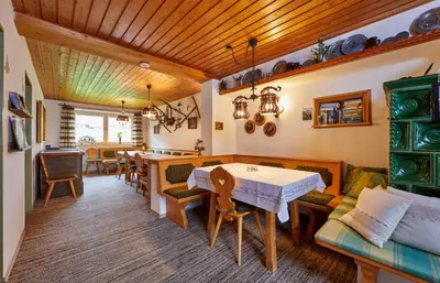 Ein Sitzbereich in der Unterkunft Gästehaus Eder Oberammergau