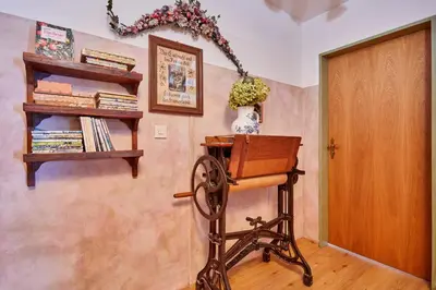 Die Bibliothek in der Pension