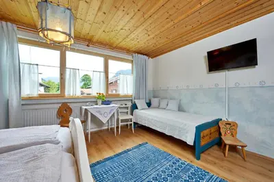 Ein Bett oder Betten in einem Zimmer der Unterkunft Gästehaus Eder Oberammergau
