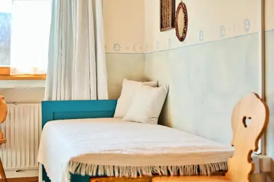 Ein Bett oder Betten in einem Zimmer der Unterkunft Gästehaus Eder Oberammergau
