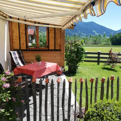 Ein allgemeiner Bergblick oder ein Berglick von der Ferienwohnung aus