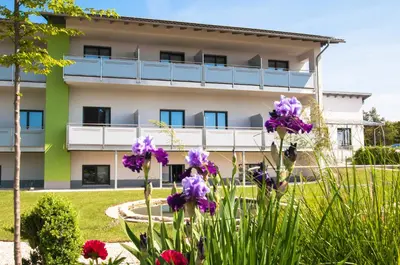 Ein Garten an der Unterkunft Gästehaus am Reisberg