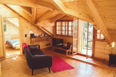 Ein Sitzbereich in der Unterkunft Lichtdurchflutete Panorama-Ferienwohnung in Murnau am Staffelsee