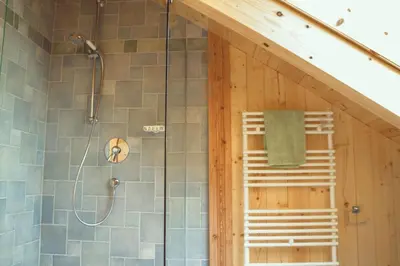 Ein Badezimmer in der Unterkunft Lichtdurchflutete Panorama-Ferienwohnung in Murnau am Staffelsee