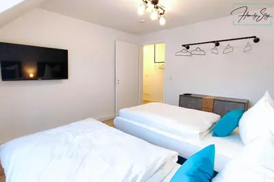 Ein Bett oder Betten in einem Zimmer der Unterkunft Homely Stay - Urban Oasis Apartments