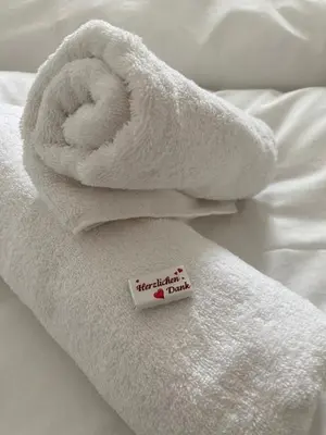 Ein Bett oder Betten in einem Zimmer der Unterkunft Chiemgau Comfort A4 Ferienwohnanlage Oberaudorf mit Hallenbad und Sauna