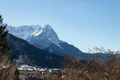 Ein allgemeiner Bergblick oder ein Berglick von der Ferienwohnung aus