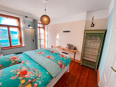 Ein Bett oder Betten in einem Zimmer der Unterkunft Premium Panorama-Ferienwohnung direkt am Kochelsee