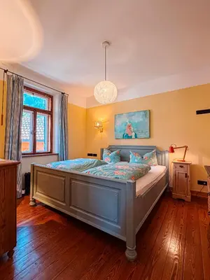 Ein Bett oder Betten in einem Zimmer der Unterkunft Individuelles Kreativ-Apartment direkt am Kochelsee