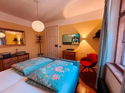Ein Bett oder Betten in einem Zimmer der Unterkunft Individuelles Kreativ-Apartment direkt am Kochelsee