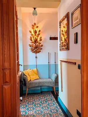 Ein Bett oder Betten in einem Zimmer der Unterkunft Individuelles Kreativ-Apartment direkt am Kochelsee