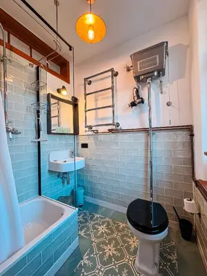 Ein Badezimmer in der Unterkunft Individuelles Kreativ-Apartment direkt am Kochelsee