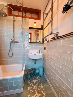 Ein Badezimmer in der Unterkunft Individuelles Kreativ-Apartment direkt am Kochelsee