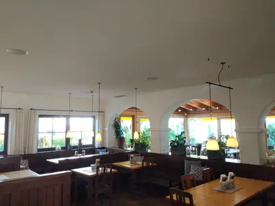 Ein Restaurant oder anderes Speiselokal in der Unterkunft s`Wirtshaus Hotel & Restaurant