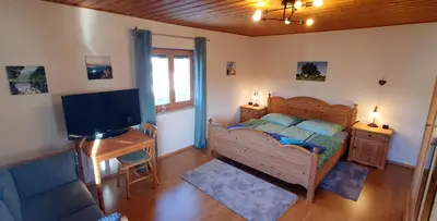 Ein Bett oder Betten in einem Zimmer der Unterkunft Ferienwohnung Alztal - mit Wallbox