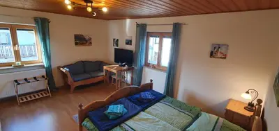 Ein Bett oder Betten in einem Zimmer der Unterkunft Ferienwohnung Alztal - mit Wallbox