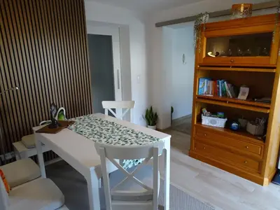 Ein Sitzbereich in der Unterkunft Ferienwohnung am Pilsensee