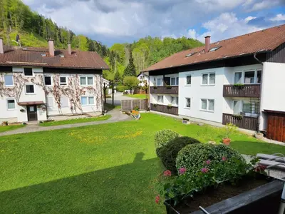 Ein Garten an der Unterkunft Ferienwohnung Tatzelwurm A5