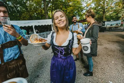 Gäste, die in der Unterkunft Oktoberfest Party Camping übernachten