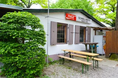 Das Gebäude in dem sich der Campingplatz befindet