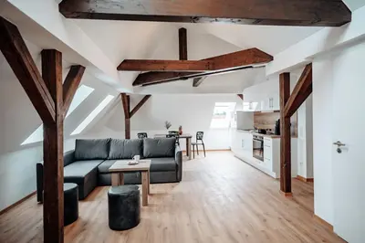 Ein Sitzbereich in der Unterkunft Boardinghouse Victory