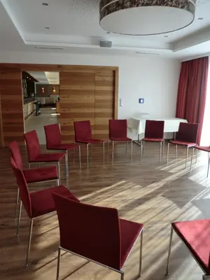 Ein Sitzbereich in der Unterkunft Alpenflair Hotel