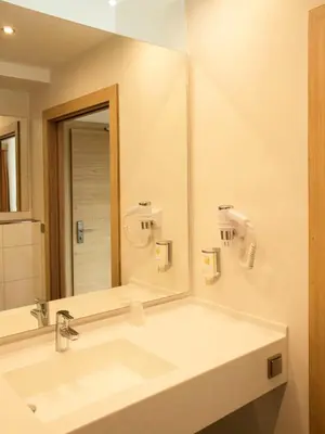 Ein Badezimmer in der Unterkunft Alpenflair Hotel